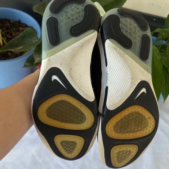 Nike Black Knit Sneakers with White Soles - Picture 5 of 5